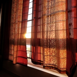 závěs (curtain)